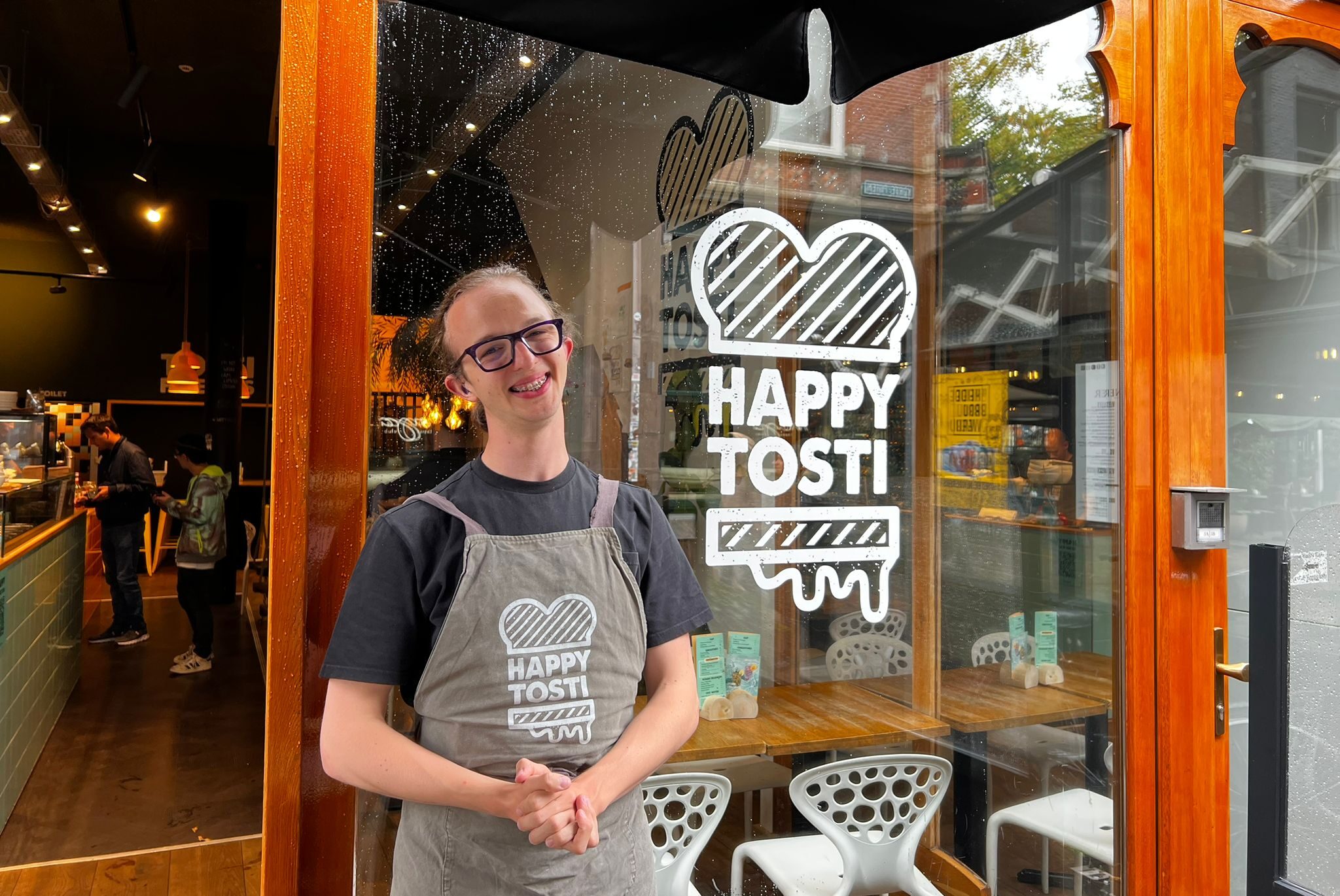 Barend (23) werkt via Social Capital bij Happy Tosti in Den Haag. Foto: Social Finance NL